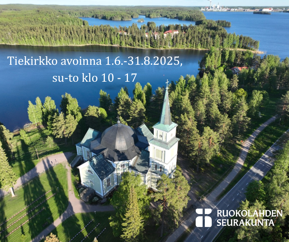 Ilmakuva Ruokolahden kirkosta. Ympärillä vetta, metsää ja vieressä tie. Teksti: Tiekirkko avoinna 1.6.-31.8...