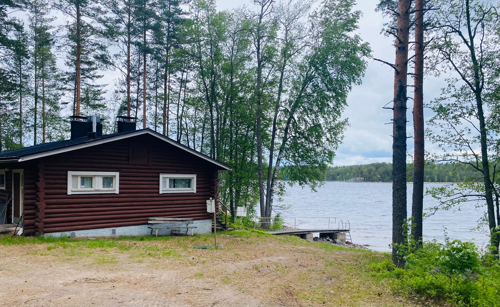 Kuvassa ruskea rantasauna Saimaan rannalla.